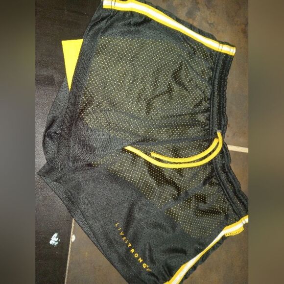 NIKE LIVESTRONG DRI-FIT Double layered shorts, 4-way stretchable outer layer - Picture 1 of 7